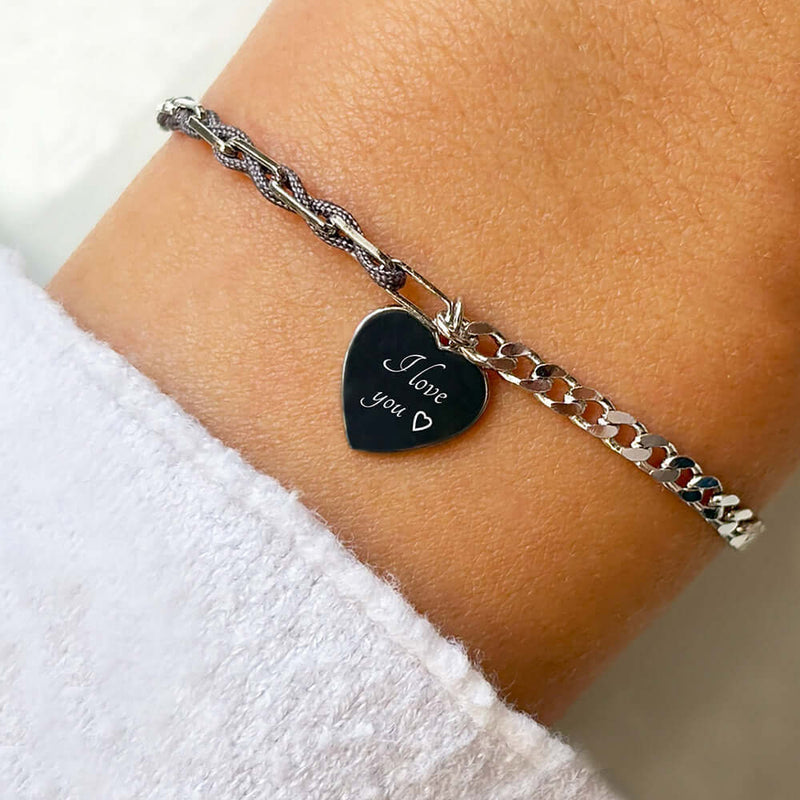 Hand mit Armband und einen Herzanhänger