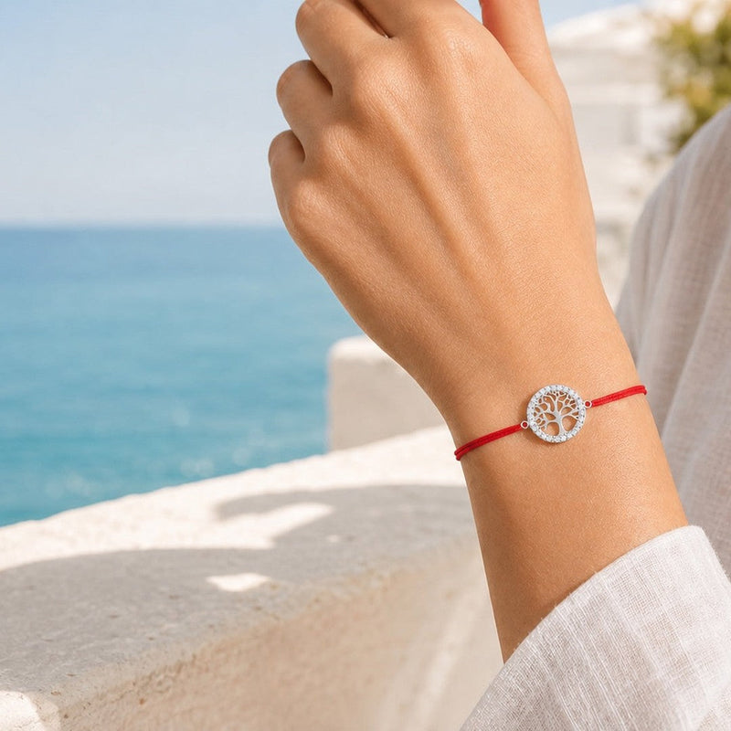 Lebensbaum-Armband aus 925 Sterling Silber mit rotem Textilband am Handgelenk – Symbol Baum des Lebens
