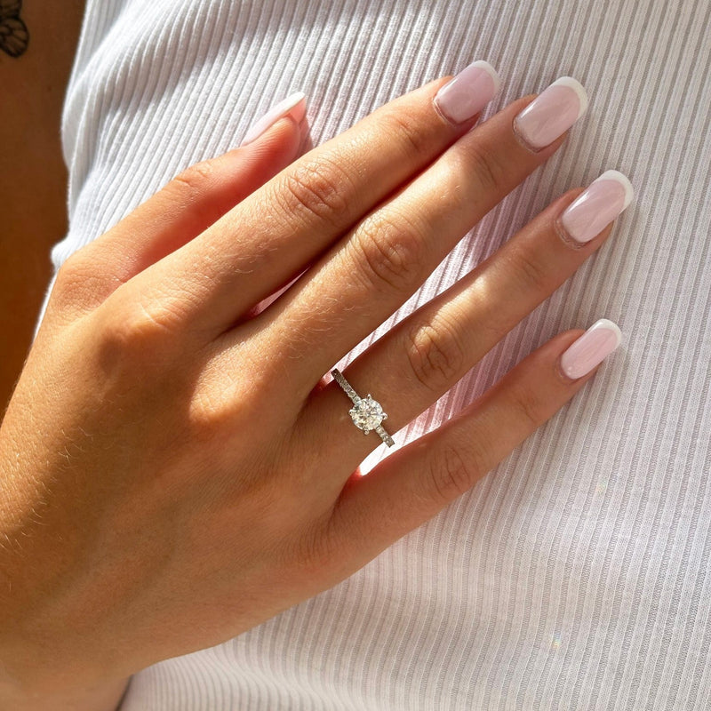 Hand mit Brillantring