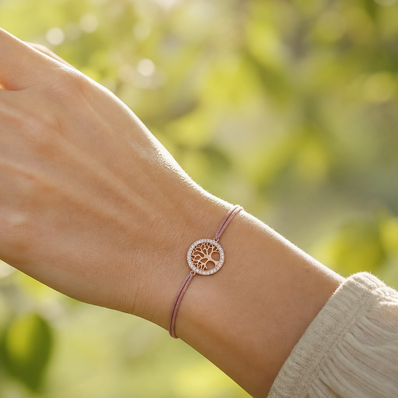 Lebensbaum Armband rosévergoldet mit Zirkonia am Handgelenk – Symbol für Wachstum und Familie