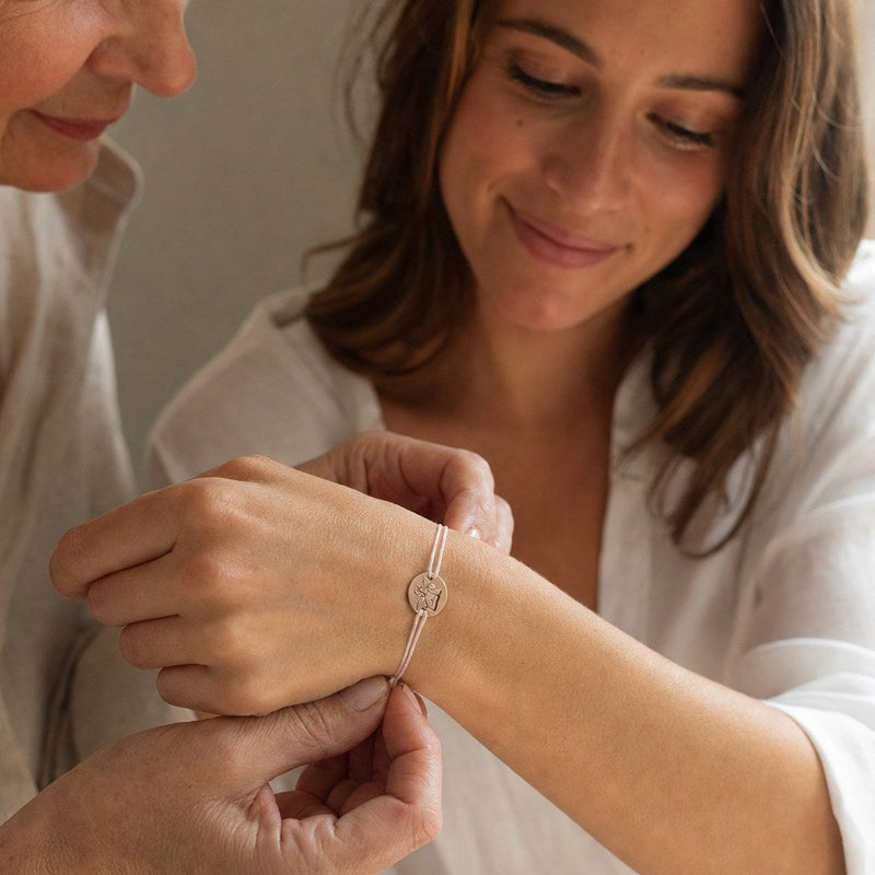 Schutzengel Schmuck — Schutzengel Armband von Momentoss wird verschenkt