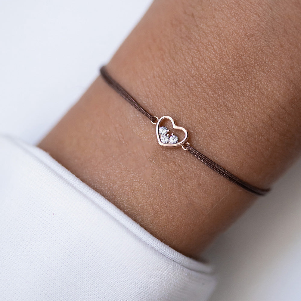 Herz-Zirkonia-Armband 925 Sterling Silber rosé vergoldet, Textilband braun, am Handgelenk getragen