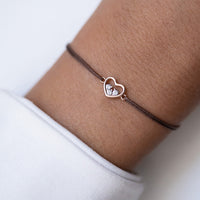 Herz-Zirkonia-Armband 925 Sterling Silber rosé vergoldet, Textilband braun, am Handgelenk getragen