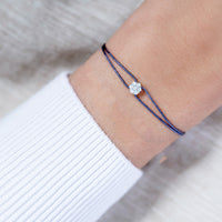 Zirkonia-Armband 925 Sterling Silber rhodiniert, Textilband dunkelblau, Nahaufnahme der Zirkonia-Kugel