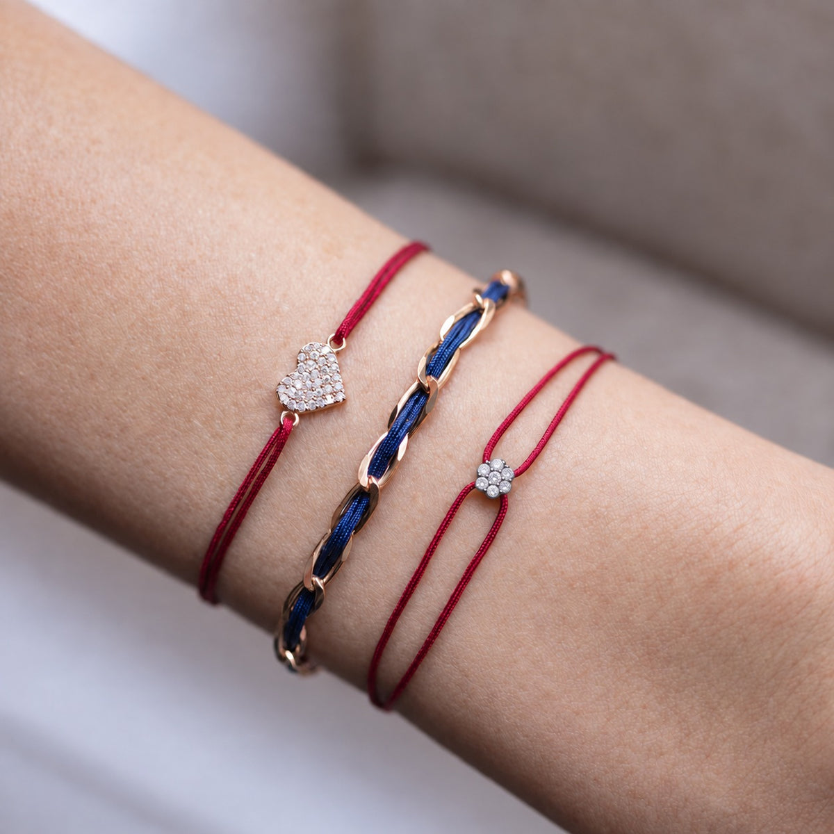 Armband Set mit 3 Armbändern am Handgelenk: Herz pavé rot, Unico dunkelblau und Zirkonia rot aus 925 Sterling Silber