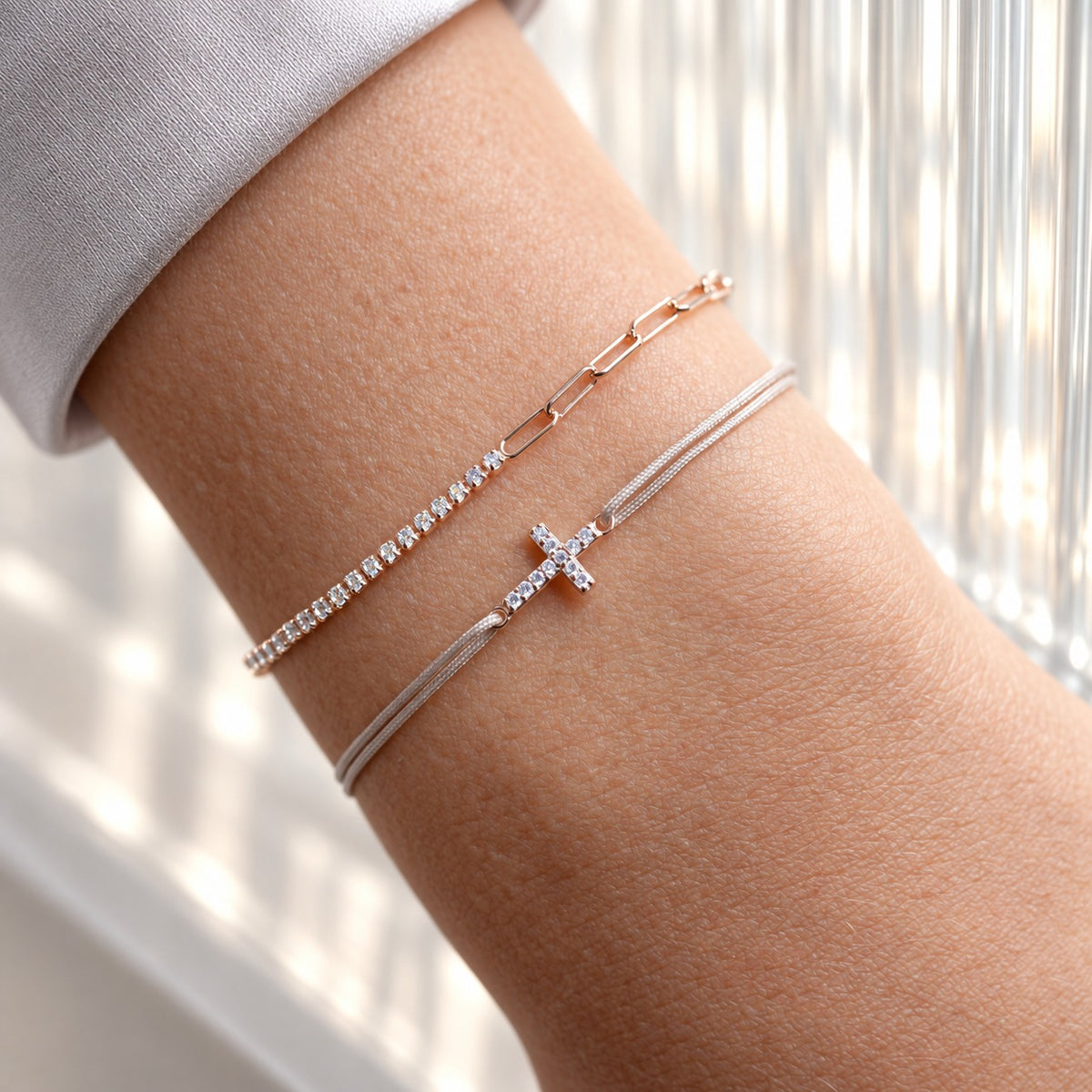 Armband Set Hellgrau am Handgelenk: Unico mit Zirkoniareihe und Kreuz Zirkonia aus 925 Sterling Silber rosé vergoldet
