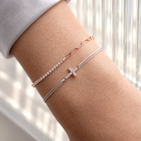 Armband Set Hellgrau am Handgelenk: Unico mit Zirkoniareihe und Kreuz Zirkonia aus 925 Sterling Silber rosé vergoldet