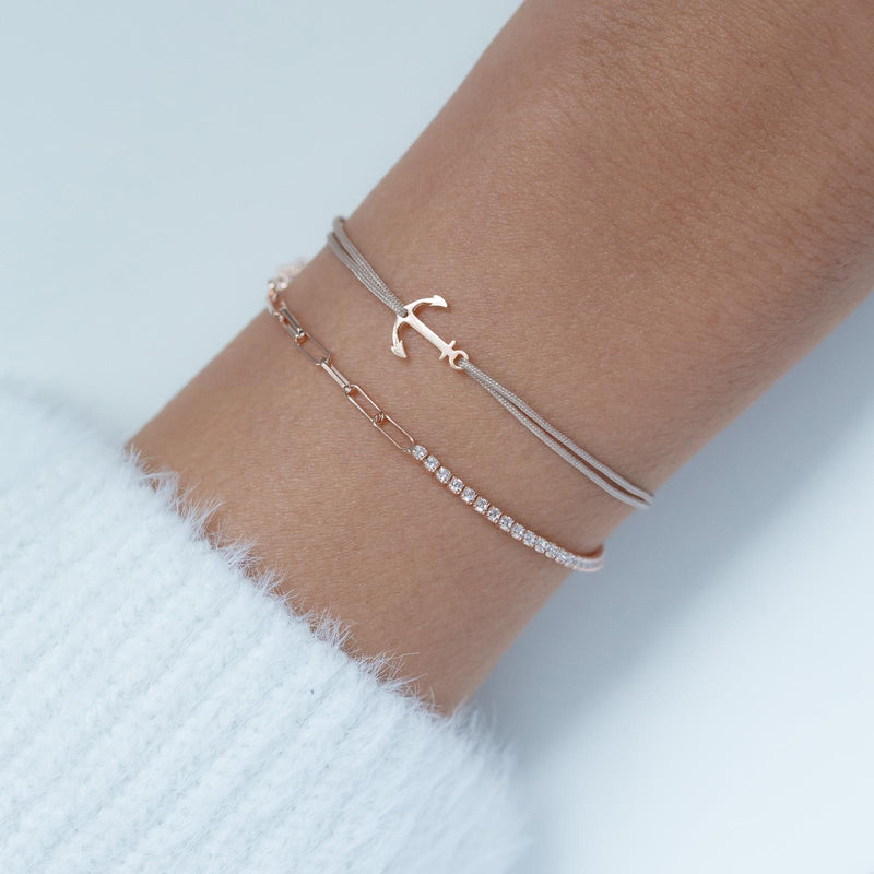 Armband Set Braun-Beige am Handgelenk: Anker-Armband an beigem Textilband und Zirkonia-Armband aus 925 Sterling Silber rosé vergoldet