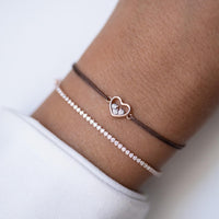 Armband Set Braun am Handgelenk: Zirkonia-Armband und Herz-Zirkonia-Armband an braunem Textilband aus 925 Sterling Silber rosé vergoldet