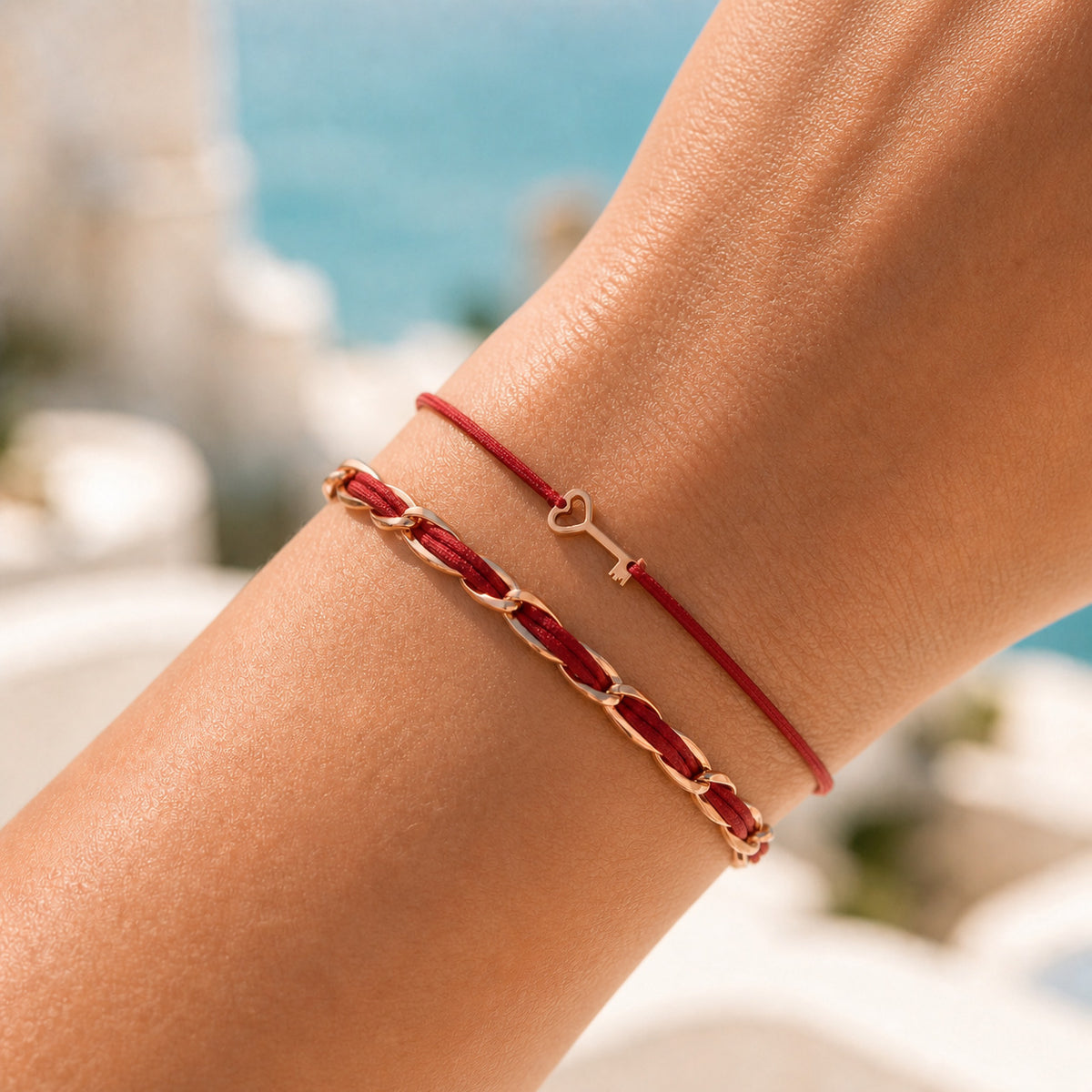 Armband Set Dunkelrot am Handgelenk: Unico Armband und Schlüssel-Armband aus 925 Sterling Silber, rosé vergoldet, mit dunkelroten Textilbändern