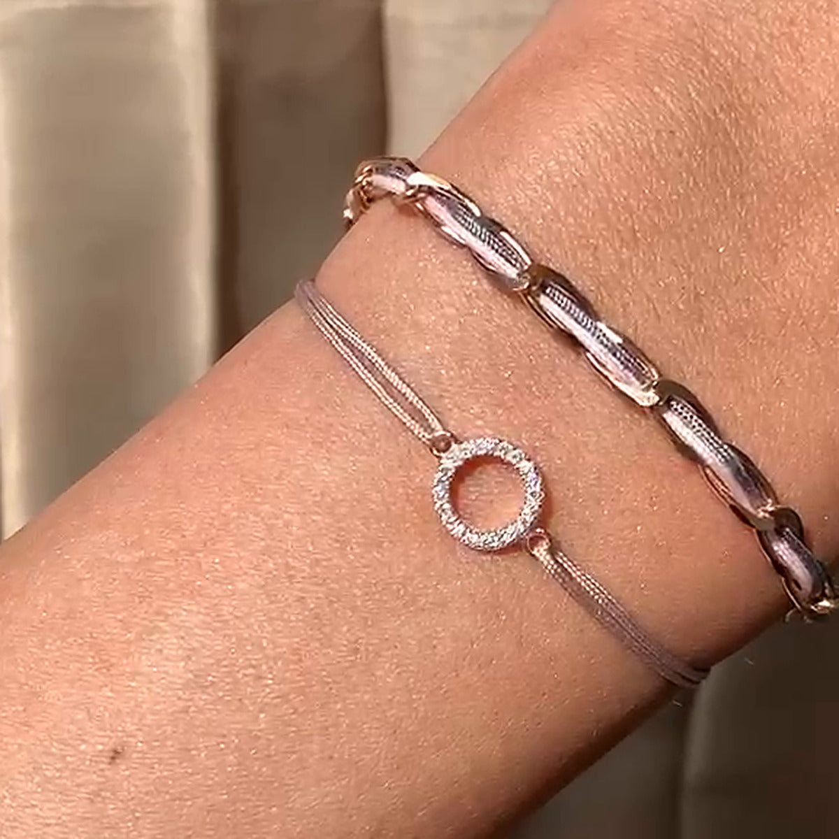 Armband Set Grau-Beige am Handgelenk: Unico Armband grau-lila und Kreis-Zirkonia-Armband braun-beige, 925 Sterling Silber rosé vergoldet