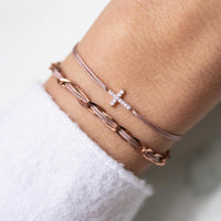 Armband Set Rosa-Braun am Handgelenk: Unico Armband und Kreuz-Zirkonia-Armband aus 925 Sterling Silber rosé vergoldet mit rosa-braunem Textilband