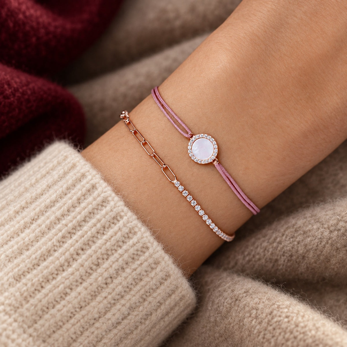 Armband Set Rosa-Braun am Handgelenk: Perlmutt-Armband und Unico mit Zirkoniareihe aus 925 Sterling Silber rosé vergoldet