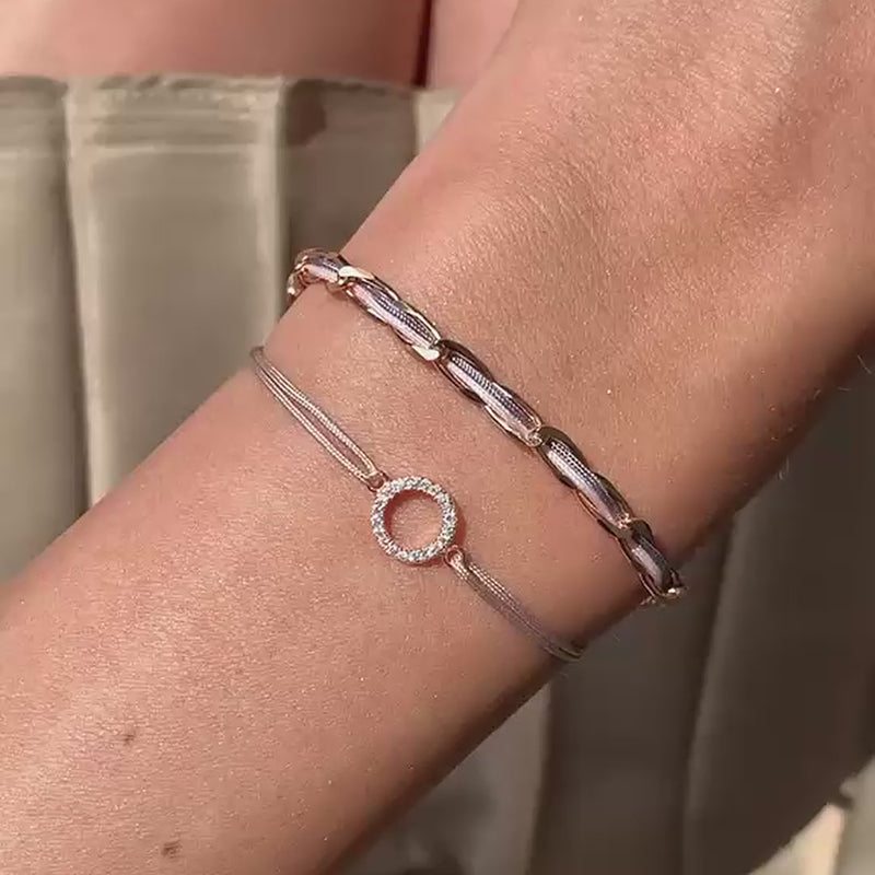Armband Set Grau-Beige in Bewegung: Unico Armband grau-lila und Kreis-Zirkonia-Armband braun-beige aus 925 Sterling Silber rosé vergoldet am Handgelenk