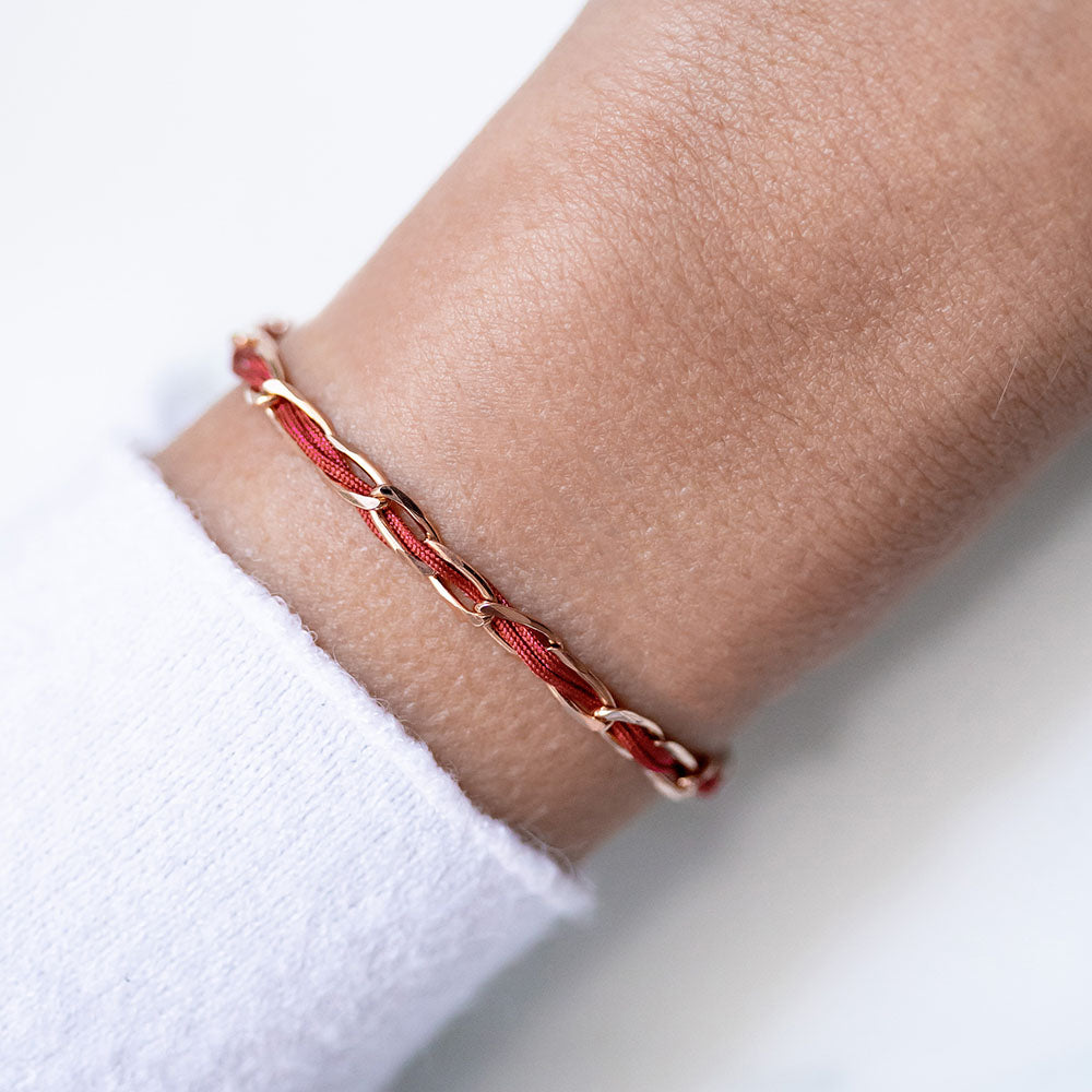 Armband Unico 925 Sterling Silber rosé vergoldet, Textil dunkelrot, am Handgelenk getragen