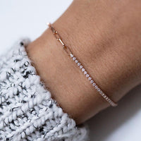 Zirkonia-Armband 925 Sterling Silber rosé vergoldet mit durchgehender Zirkonia-Reihe, am Handgelenk getragen